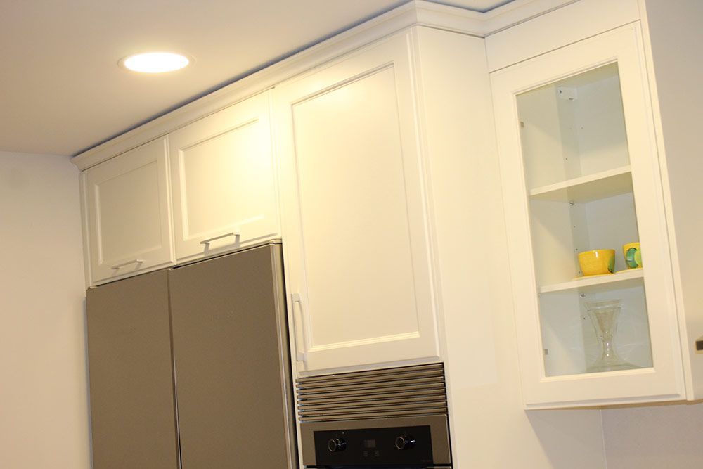 Detalle de armario superior de la cocina frigorífico con dos puertas en color blanco