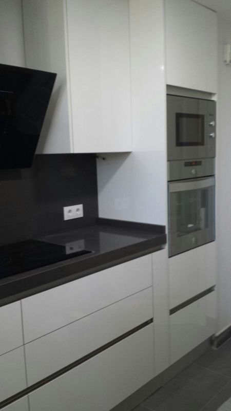 Detalle de cocina blanca con columna para Horno y microondas