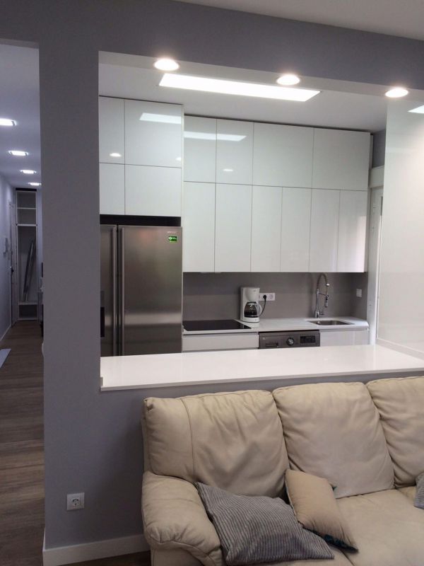 Cocina americana con barra en encimera blanca