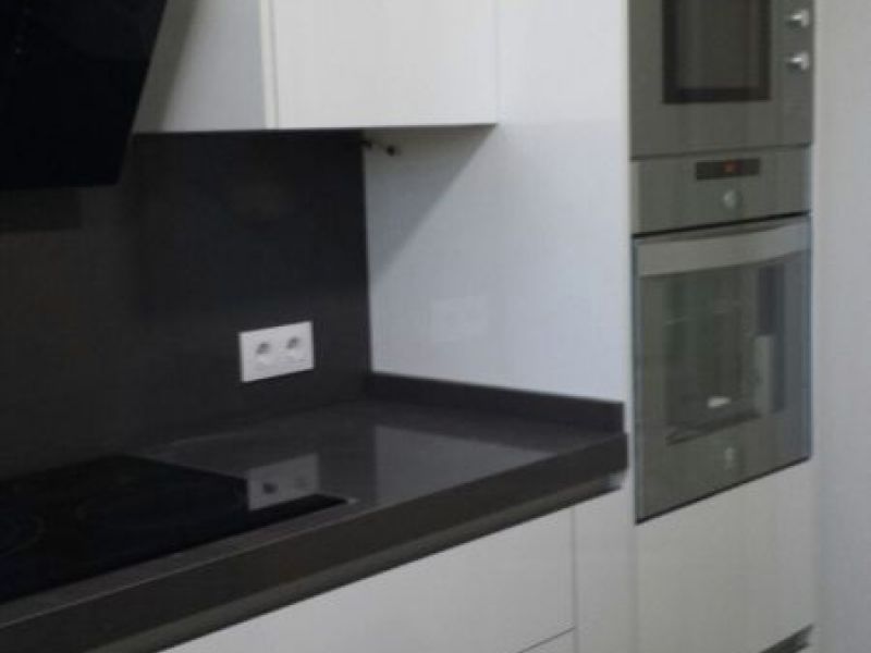Detalle de cocina blanca con columna para Horno y microondas