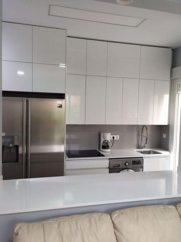 Detalle de zona de barra en cocina americana color blanco