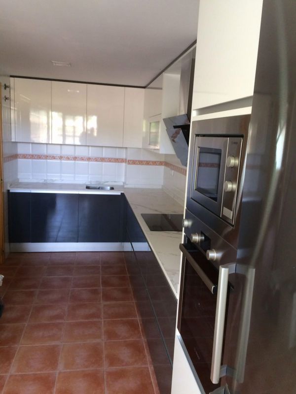 Cocina en colores blanco y negro