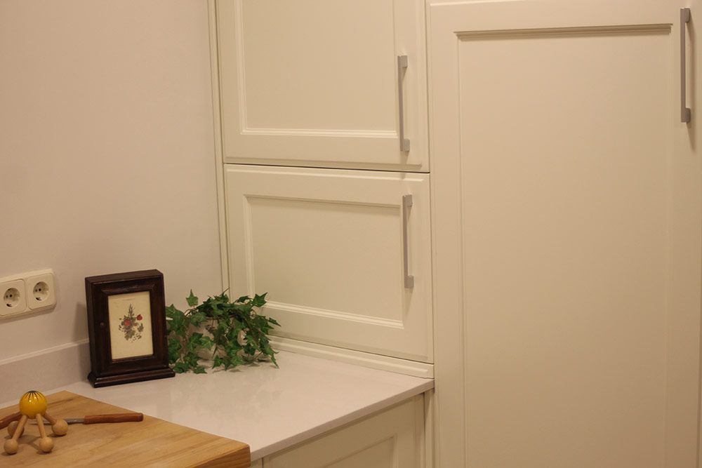 Detalle de muebles laterales en cocina color blanco
