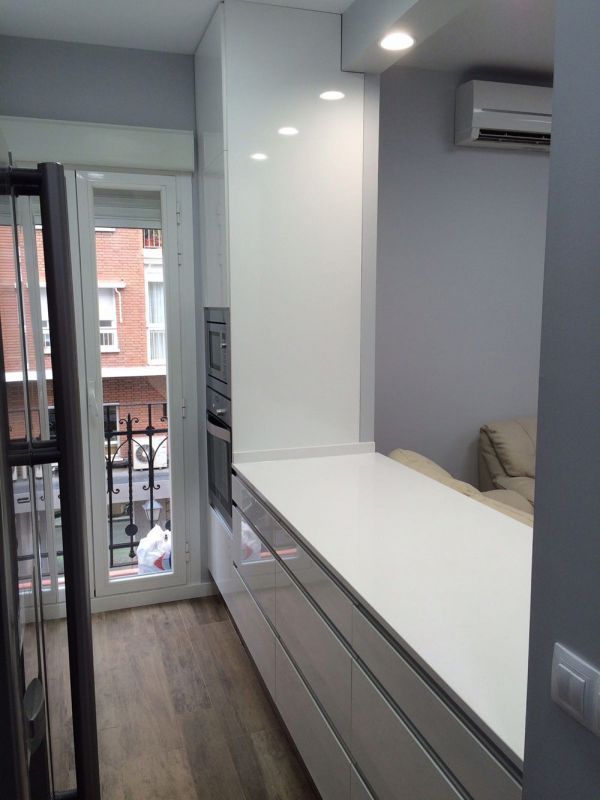 Detalle de zona de barra en cocina americana