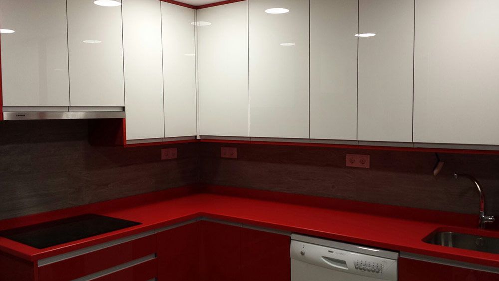 Detalle de cocina con encimera roja