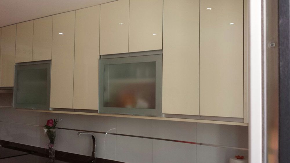 Detalle de armarios superiores en cocina finalizada color crema