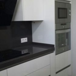 Detalle de cocina blanca con columna para Horno y microondas