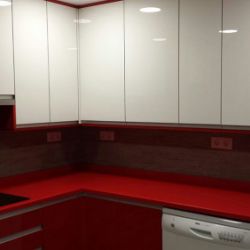 Detalle de cocina con encimera roja