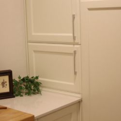 Detalle de muebles laterales en cocina color blanco