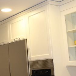 Detalle de armario superior de la cocina frigorífico con dos puertas en color blanco