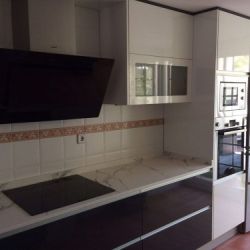 Cocina en colores blanco y negro